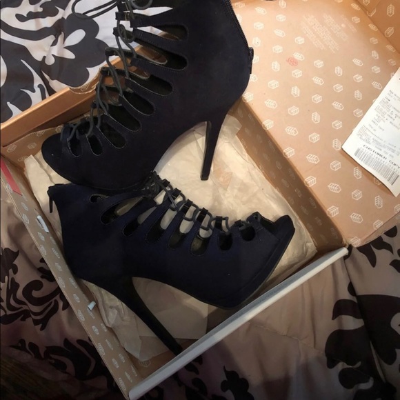 Call it spring navy heels - Picture 3 of 4